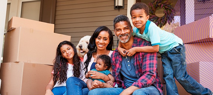 Família entre caixas de mudança