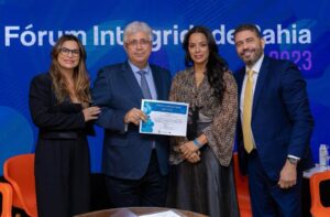 Retrato de dois homens e duas mulheres, recebendo um certificado juntos, no Fórum Integridade Bahia