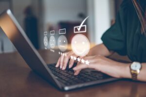Cliente satisfeita com consórcio e score de crédito positivo em ambiente corporativo.