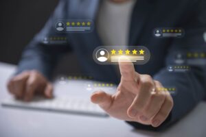 Cliente satisfeito avaliando positivamente a experiência de vender consórcio cancelado com rapidez e segurança pelo BomConsórcio.