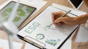 Pessoa analisando relatório de sustentabilidade com foco em ESG e mercado de consórcios.