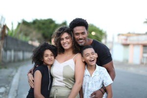 Família brasileira sorrindo ao recuperar estabilidade financeira com apoio do BomConsórcio.