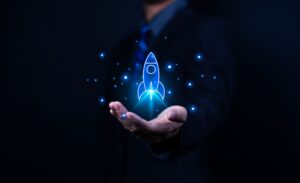 Empresário tocando ícone de foguete simbolizando inovação e novas oportunidades no BomConsórcio.