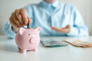 Pessoa economizando dinheiro ao investir em uma cota de consórcio em andamento