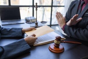 Gerente recusando oferta de suborno, simbolizando combate à corrupção e promoção da integridade