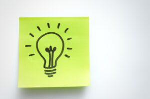 Lâmpada representando a ideia certa para identificar o melhor momento de vender uma cota de consórcio.