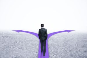 Homem caminhando em direção a três caminhos representando diferentes decisões no consórcio.