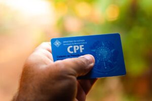 Cartão de CPF representando os impactos do cancelamento de consórcio no CPF e as regras sobre negativação do nome após a contemplação.