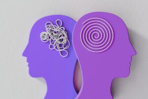 Saúde mental no ambiente de trabalho representada por duas cabeças com diferentes pensamentos