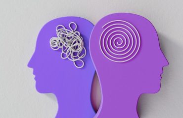 Saúde mental no ambiente de trabalho representada por duas cabeças com diferentes pensamentos