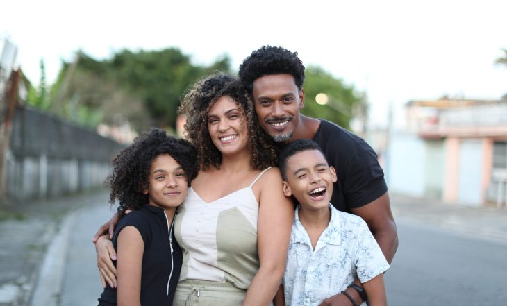 Família brasileira sorrindo ao recuperar estabilidade financeira com apoio do BomConsórcio.