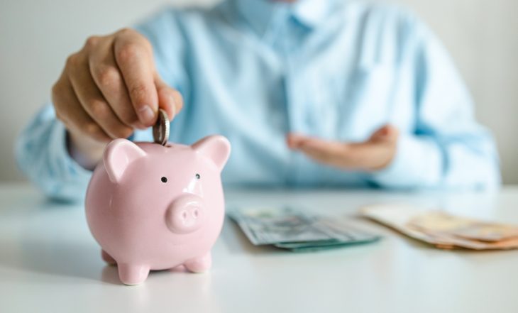 Pessoa economizando dinheiro ao investir em uma cota de consórcio em andamento