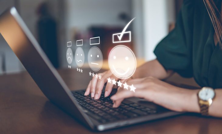 Cliente satisfeita com consórcio e score de crédito positivo em ambiente corporativo.