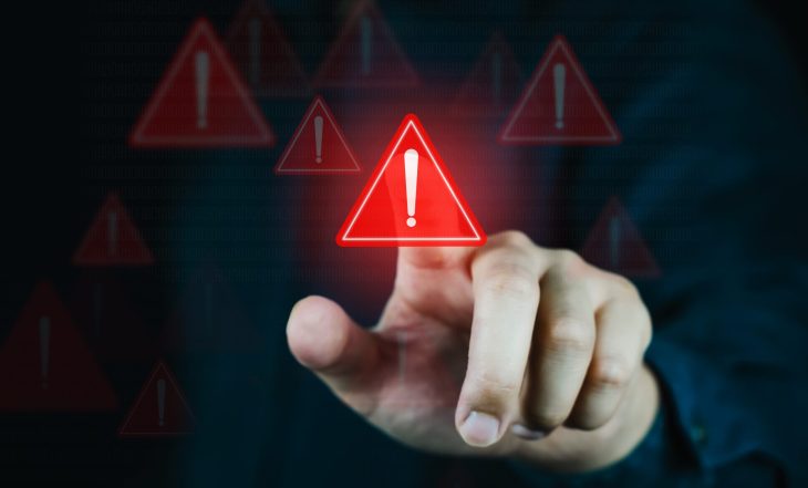 Ícones de alerta vermelhos representando erros comuns ao desistir de um consórcio