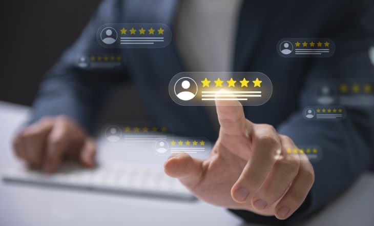 Cliente satisfeito avaliando positivamente a experiência de vender consórcio cancelado com rapidez e segurança pelo BomConsórcio.