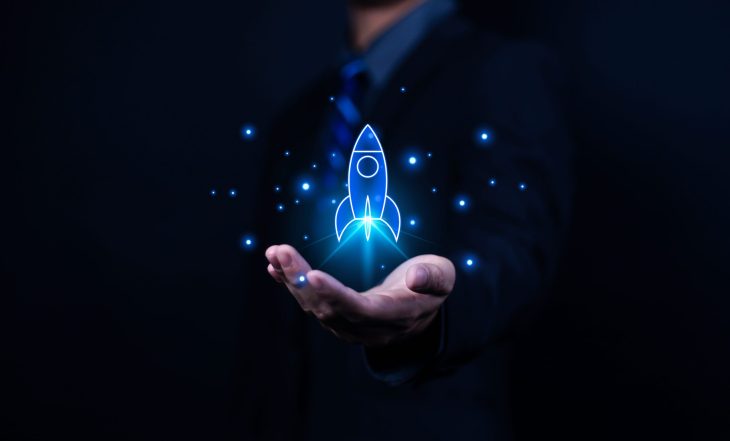 Empresário tocando ícone de foguete simbolizando inovação e novas oportunidades no BomConsórcio.